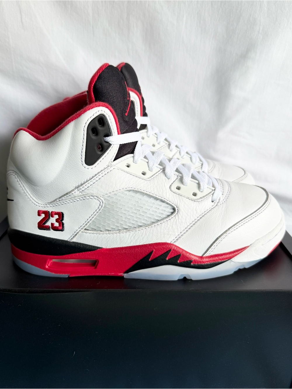 AUTHENTIC Jordan 5 Retro Fire Red Black Tongue size 8.5 HQ7978-101 2025 VNDS